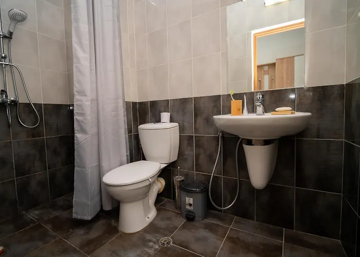 Spacious 2bd - Walk To Center And Free Parking By Flat Mаnager Lägenhet